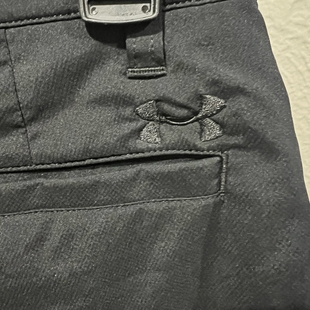 Under Armour Men's Black Shorts Heatgear Loose Size 32 Like New Embroidered Logo - Picture 3 of 4